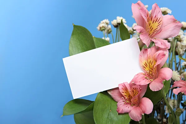 Bouquet of flowers with blank gift card — Stock Photo, Image