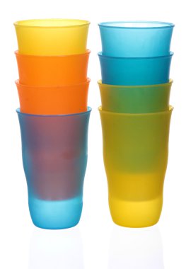 Çeşitli renk beyaz arka plan üzerinde izole plastik bardak