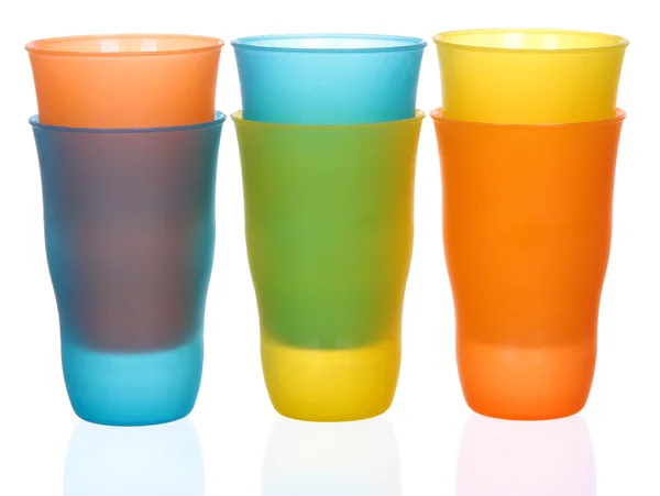 Verre en plastique de différentes couleurs isolé sur fond blanc — Photo