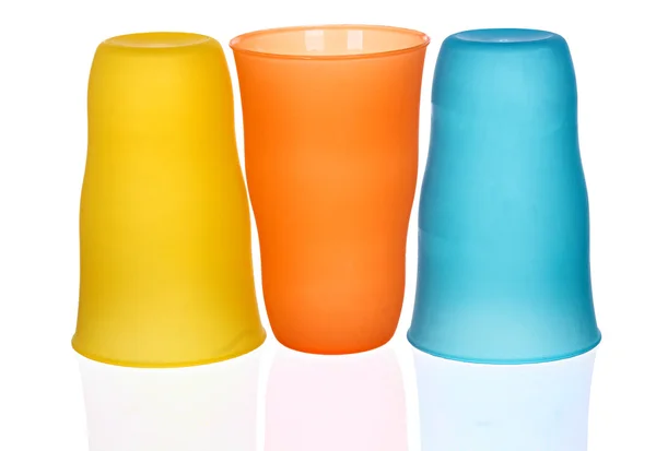 Verre en plastique de différentes couleurs isolé sur fond blanc — Photo