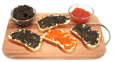 Cam kap içinde siyah ve kırmızı havyar