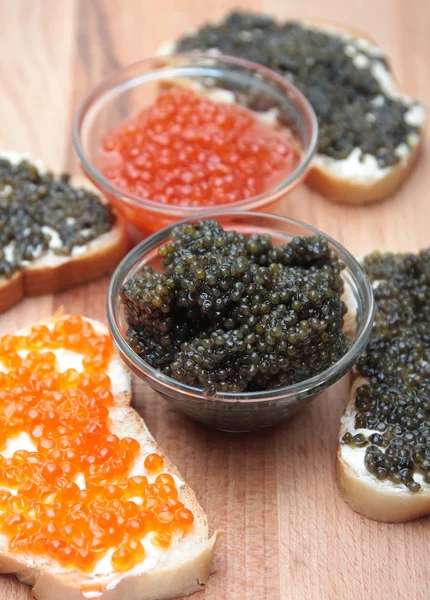 Caviar negro y rojo en recipiente de vidrio — Foto de Stock