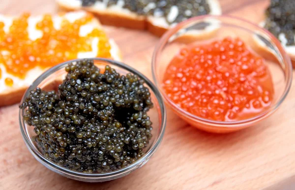 Caviar negro y rojo en recipiente de vidrio — Foto de Stock