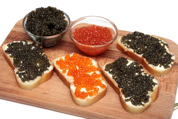 Schwarzer und roter Kaviar im Glasbehälter — Stockfoto