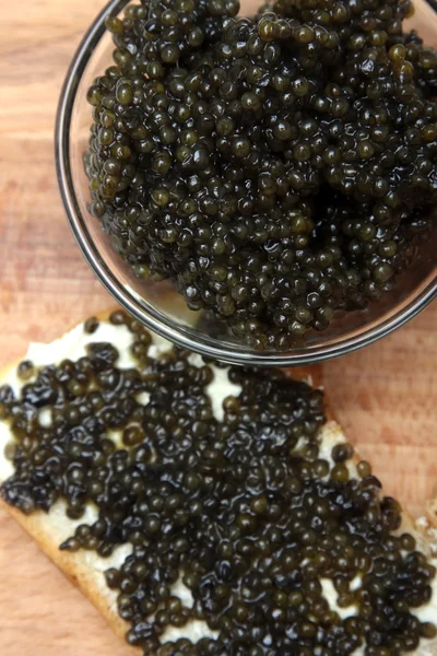 Caviar preto e vermelho em recipiente de vidro — Fotografia de Stock