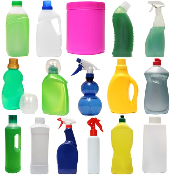 Équipement de nettoyage. bouteilles en plastique colorées avec détergent est — Photo