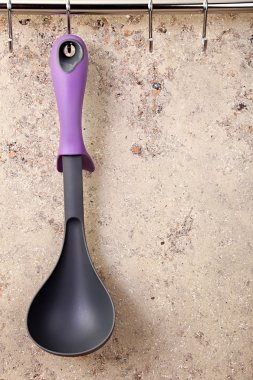 Beyaz bir duvarda asılı Kepçeler