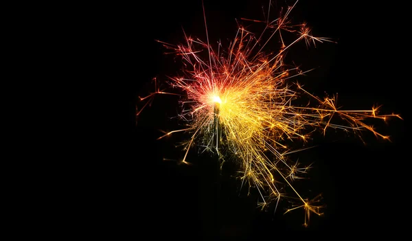 Sparkler. Kerst en Nieuwjaar partij sparkler op zwart — Stockfoto