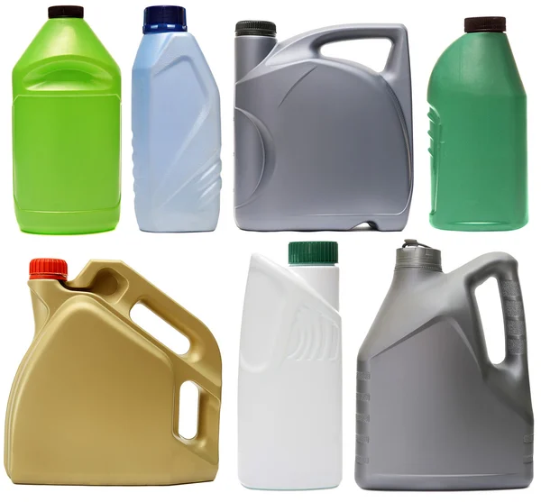 Пластикові пляшки з автомобільних олій ізольовані на білому тлі — стокове фото