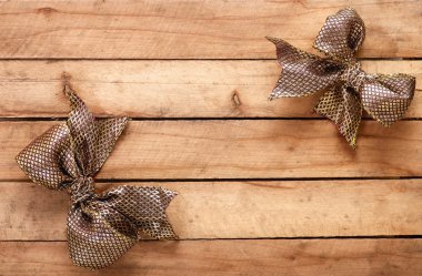 Altın yay ile antika ahşap arka plan