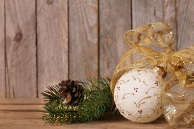 Eski grunge ahşap tahtasında Noel süslemesi.