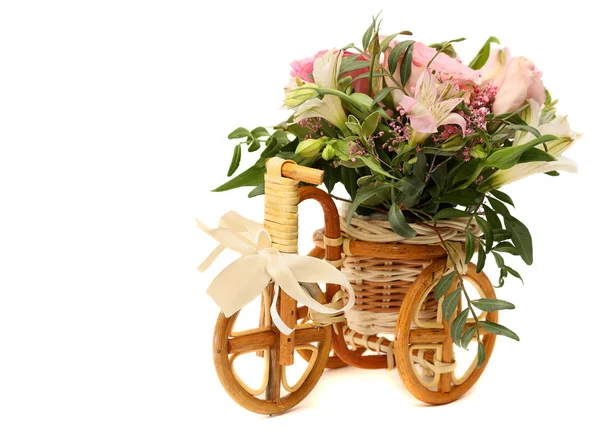 花、 百合和玫瑰装饰花束他在窗体的自行车。孤立的白色背景. — 图库照片