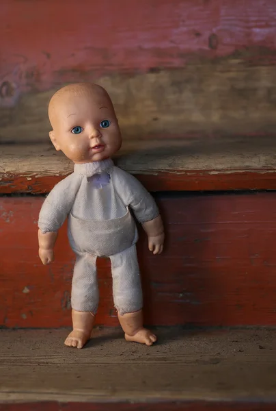 Muñeca vieja. Concepto: Persona abandonada. Cerca de una vieja muñeca rota  . — Foto de Stock