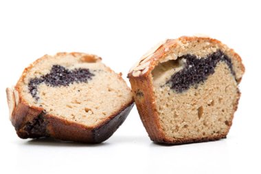 Beyaz arkaplanda haşhaş izole edilmiş çörekler