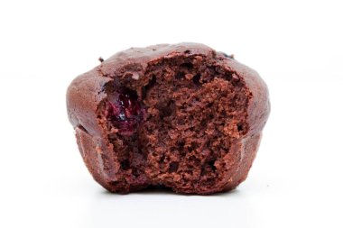 Beyaz arka planda meyveli çikolatalı kek.