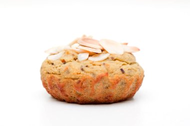 Beyaz arka planda izole edilmiş bademli kek.