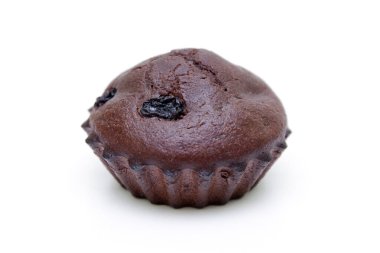 Beyaz arka planda meyveli çikolatalı kek.