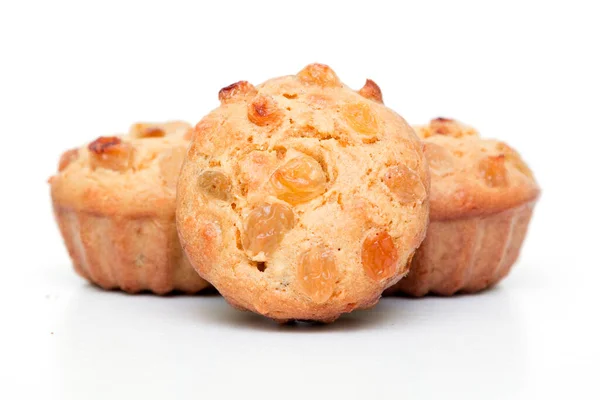 Muffins Met Rozijnen Geïsoleerd Witte Achtergrond — Stockfoto