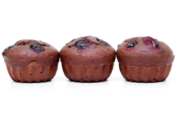 Chokladmuffins Med Bär Isolerade Vit Bakgrund — Stockfoto