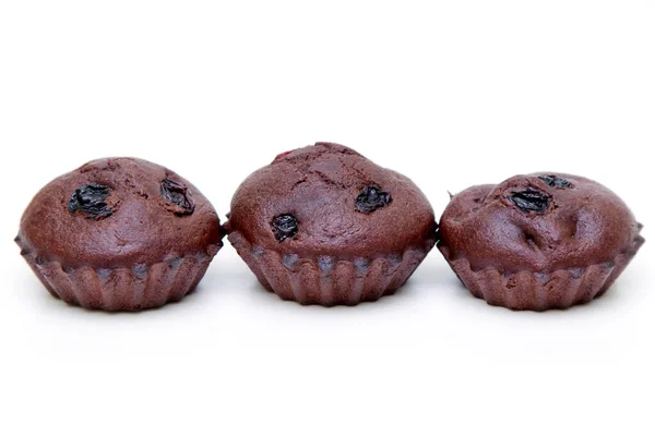 Muffin Cioccolato Con Bacche Isolate Sfondo Bianco — Foto Stock