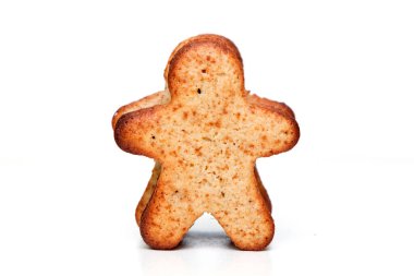 Zencefilli kurabiye, kurabiye adam, beyaz zemin üzerine tarçın göl kenarında