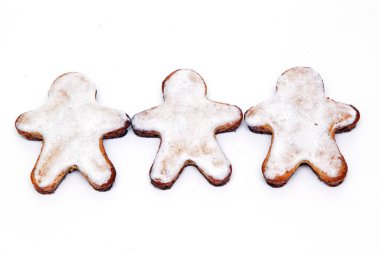 Zencefilli kurabiye adam beyaz zemin üzerine izole