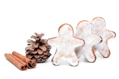 Zencefilli adam, kozalak ve tarçın çubukları beyaz arka planda izole edilmiş.