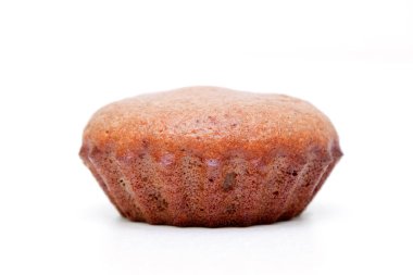 Beyaz arka planda izole edilmiş zencefilli kek.