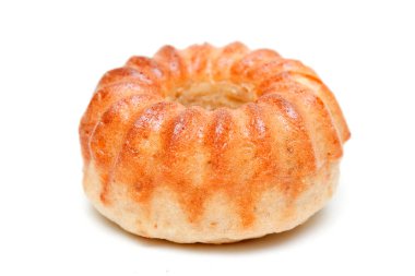 Beyaz arka planda izole edilmiş peynirli kek.