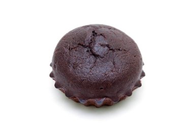 Beyaz arka planda izole çikolatalı kek.