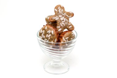 Zencefilli çörek, kurabiyeci, ayçiçeği tohumlu tarçın, beyaz arka planda izole edilmiş.