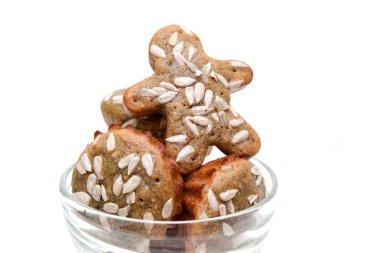 Zencefilli çörek, kurabiyeci, ayçiçeği tohumlu tarçın, beyaz arka planda izole edilmiş.