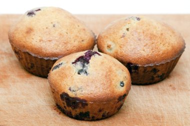 Böğürtlenli kekler beyaz arka planda izole edilmiş.