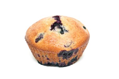 Böğürtlenli kek beyaz arka planda izole edilmiş.