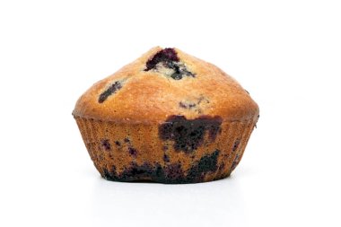 Böğürtlenli kek beyaz arka planda izole edilmiş.