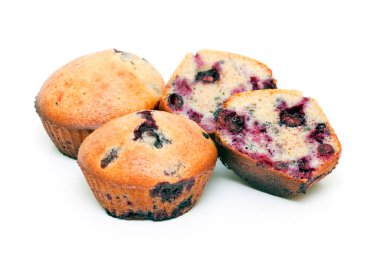 Böğürtlenli kekler beyaz arka planda izole edilmiş.