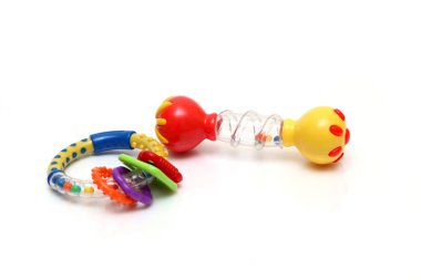 Beyaz arka plan üzerinde izole renkli oyuncaklar