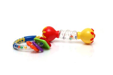 Beyaz arka plan üzerinde izole renkli oyuncaklar