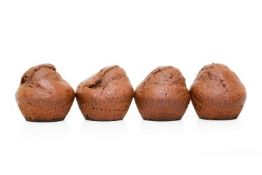 Beyaz arka planda izole çikolatalı kekler