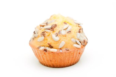 Beyaz arka planda izole edilmiş peynirli ve tohumlu kek