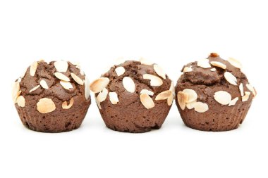 Beyaz arka planda fındık dolgulu çikolatalı kekler.