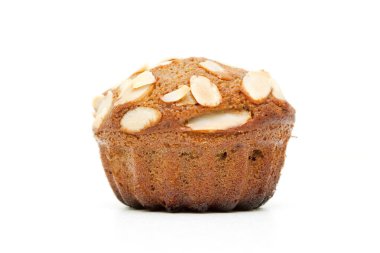 Beyaz arka planda izole edilmiş bademli fıstık keki.