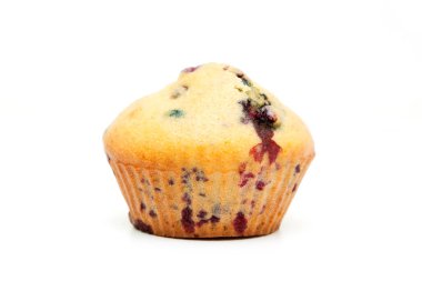 Böğürtlenli kekler beyaz arka planda izole edilmiş.