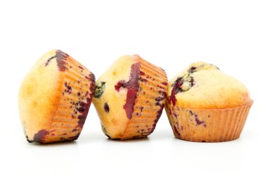 Böğürtlenli kekler beyaz arka planda izole edilmiş.