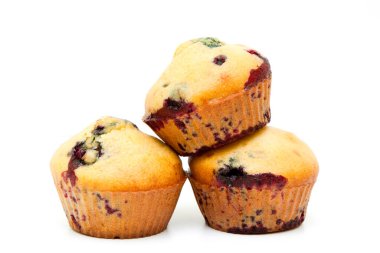 Böğürtlenli kekler beyaz arka planda izole edilmiş.