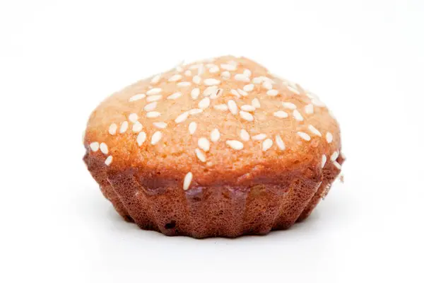 Muffinka Nasionami Sezamu Wyizolowanymi Białym Tle — Zdjęcie stockowe