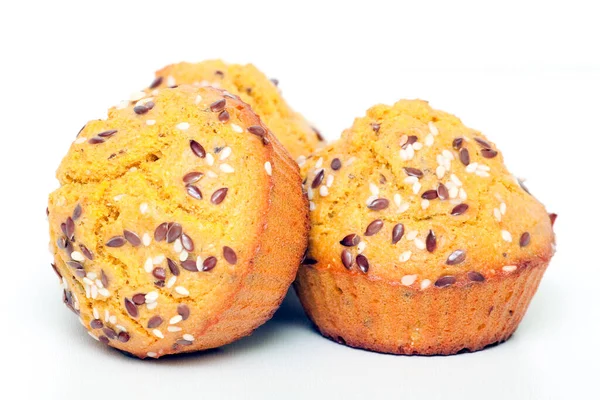 Muffins Med Sesam Isolerad Vit Bakgrund — Stockfoto