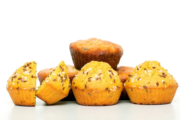 Muffins Con Sésamo Aislado Sobre Fondo Blanco — Foto de Stock