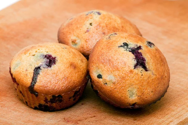 Muffins Aux Baies Isolées Sur Fond Blanc — Photo