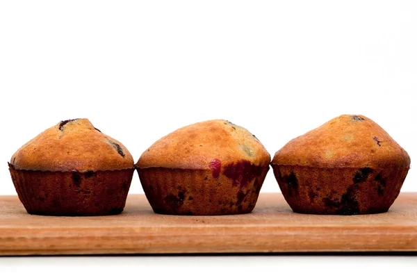 Muffinki Jagodami Odizolowane Białym Tle — Zdjęcie stockowe